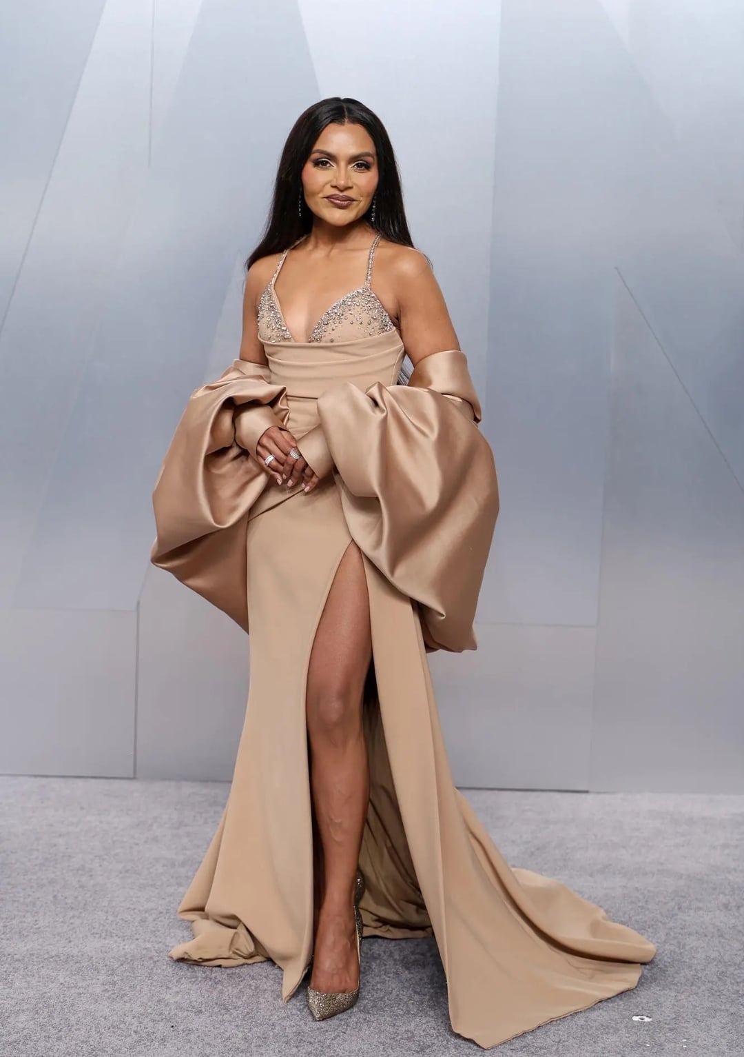 ميندي كالينغ بفستان عصري جذاب