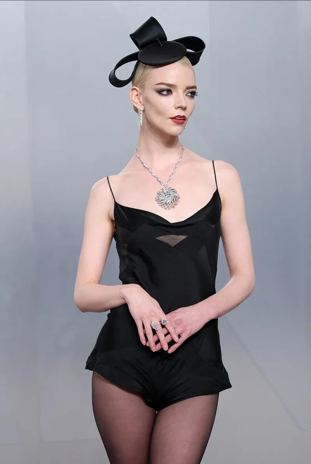 أنيا تايلور-جوي بإطلالة استعراضية جريئة