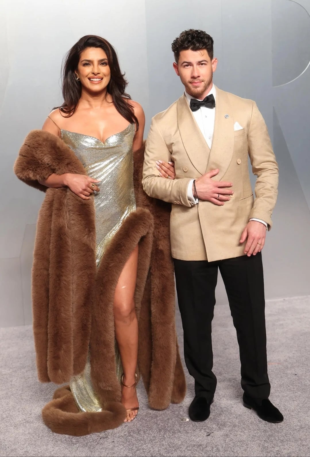 بريانكا شوبرا تنسق اطلالتها الذهبية بأسلوب بسيط