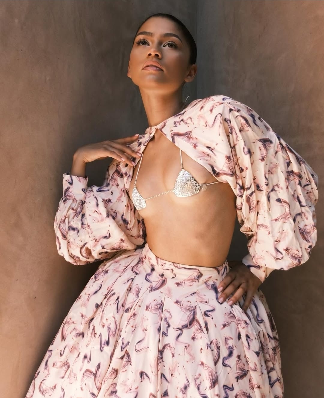 زيندايا تتألق بصدرية معدنية جريئة