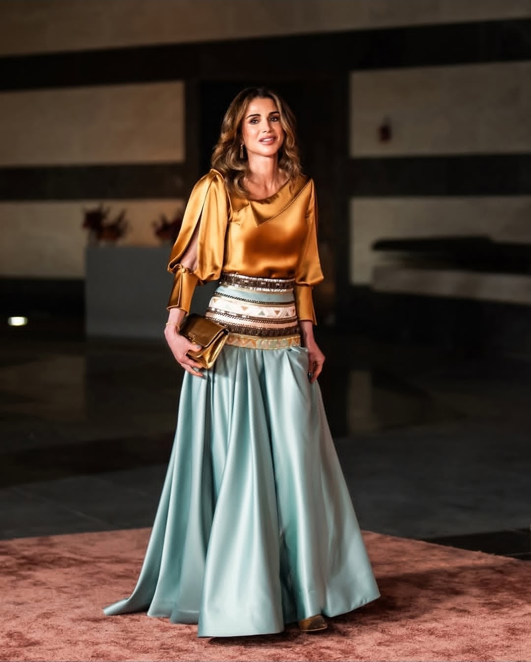 الملكة رانيا بإطلالة مبهرة لناحية التصميم والألوان