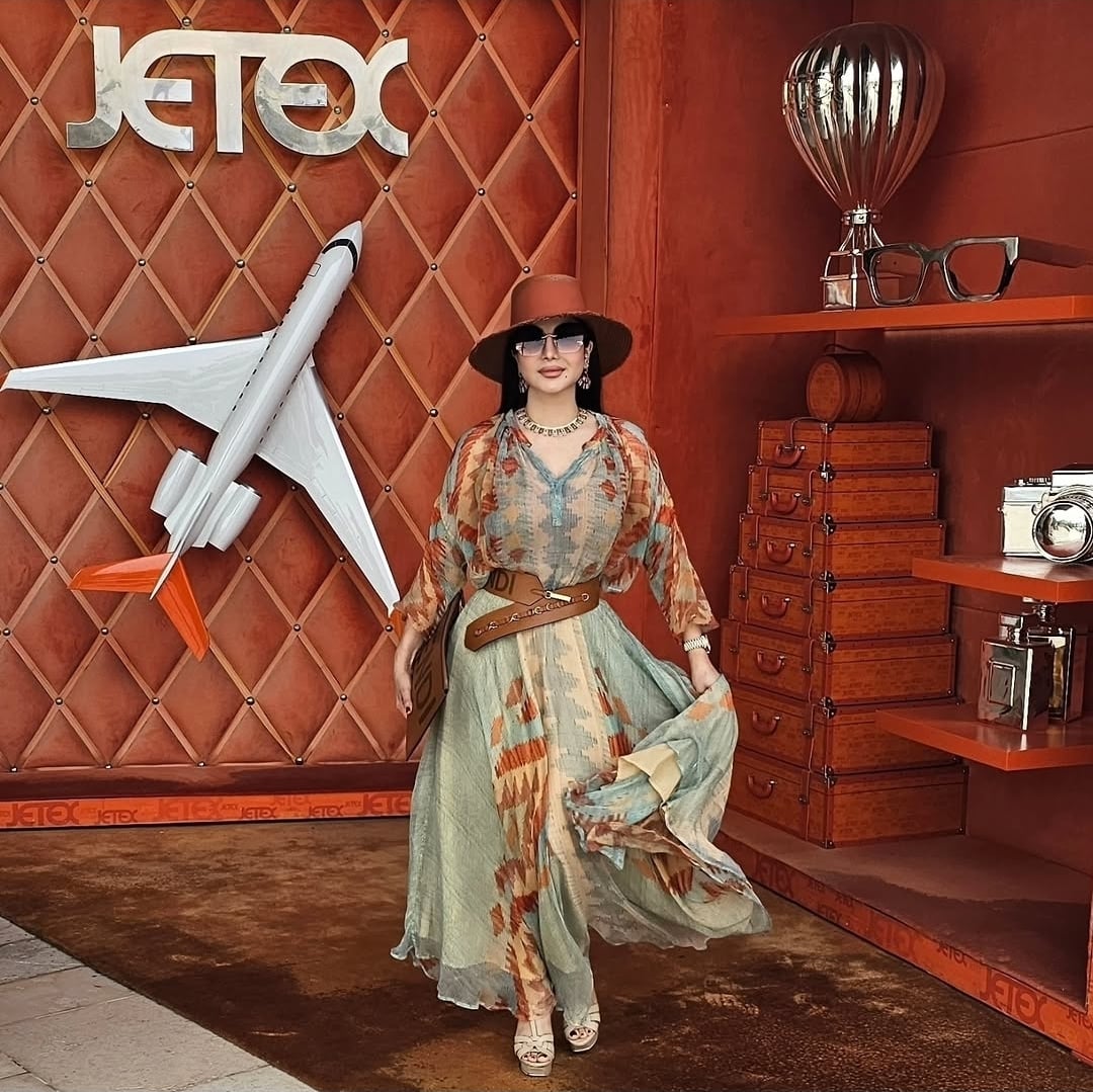 لجين عمران بفستان واسع وحزام عريض