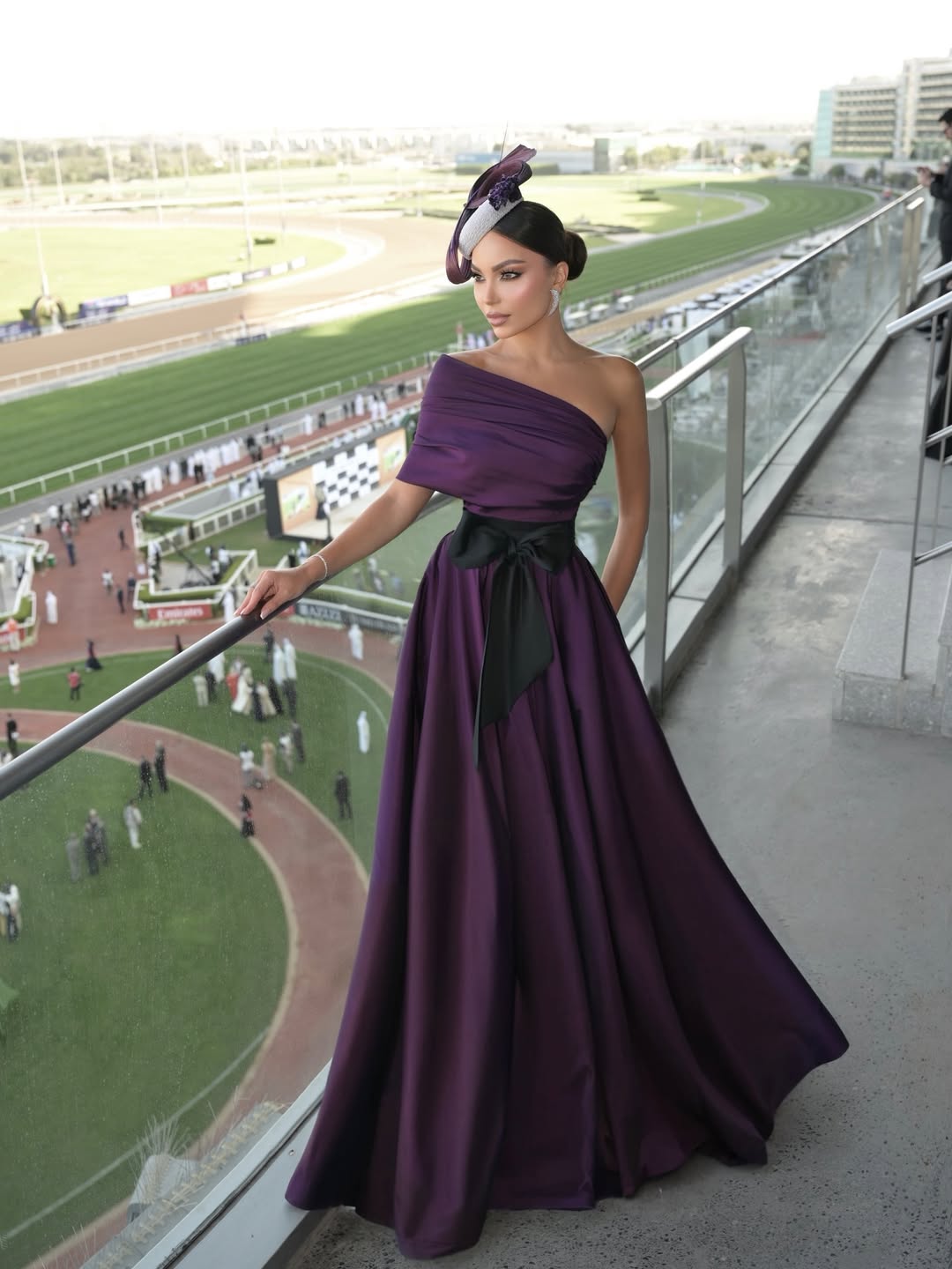 ريبيكا كساب بصيحة الكتف الواحد