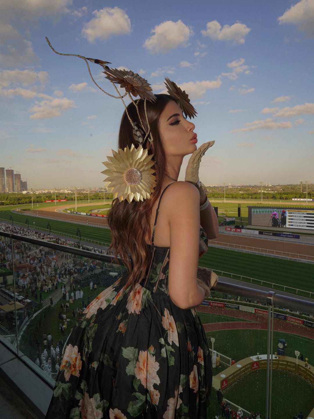 باولا الست بفستان مزين بالورود الملونة