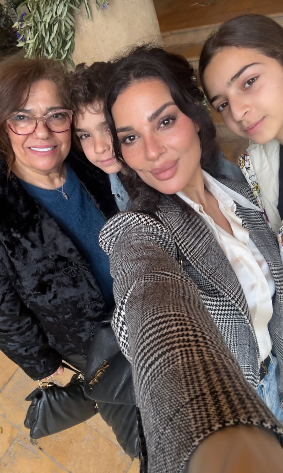 نادين نسيب نجيم مع ولديها بإطلالة شتوية نادين نسيب نجيم مع ولديها بإطلالة شتوية