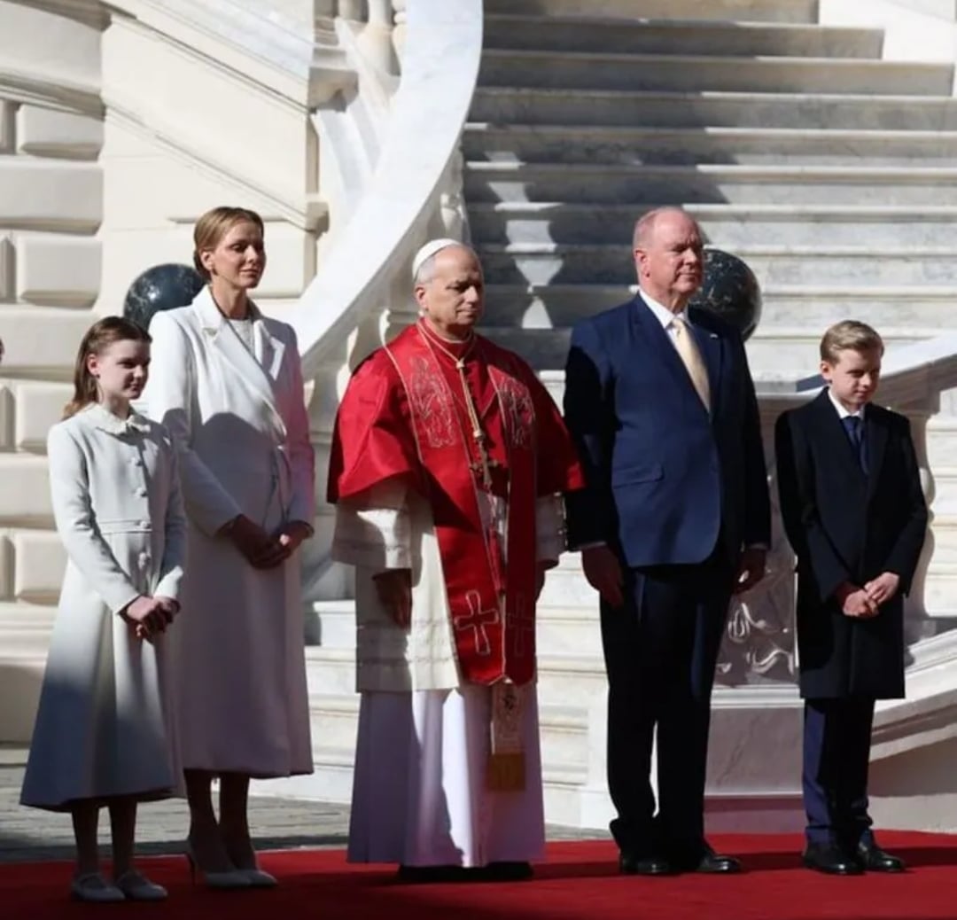 الأميرة شارلين بإطلالة متناسقة مع ابنتها باللون الأبيض الأميرة شارلين بإطلالة متناسقة مع ابنتها باللون الأبيض