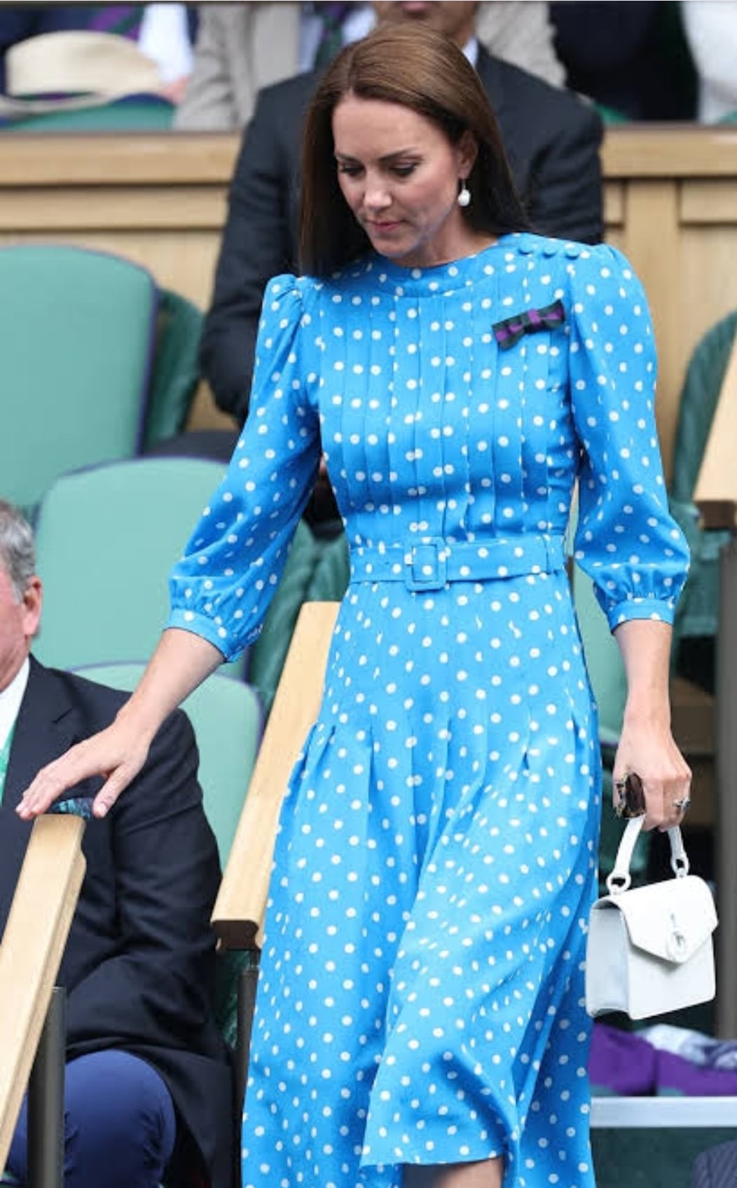 كيت تتألق باللون الأزرق المنقط