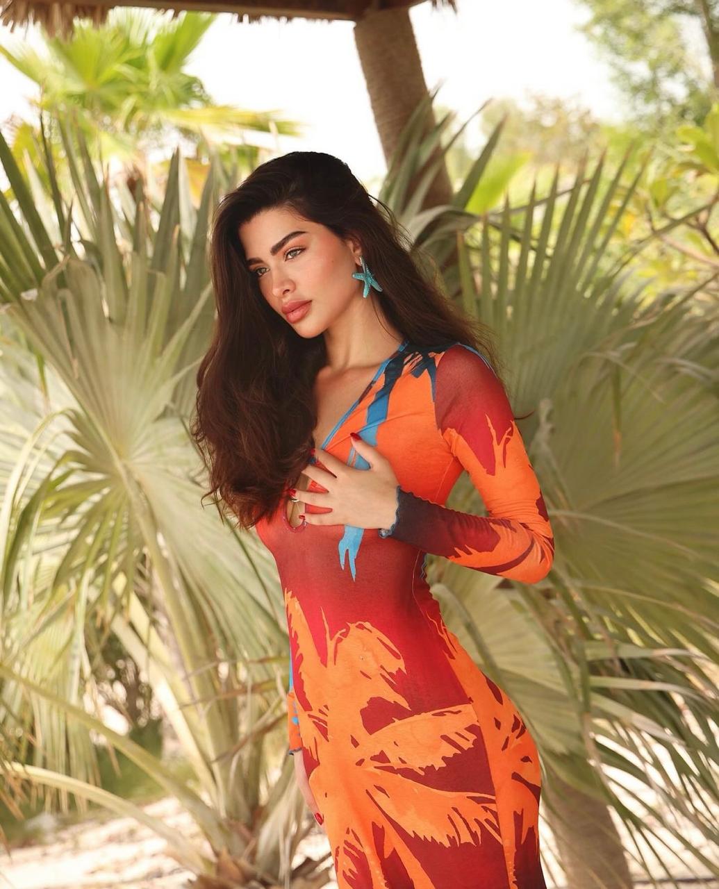 روان بفستان مجسم برسومات ناعمة