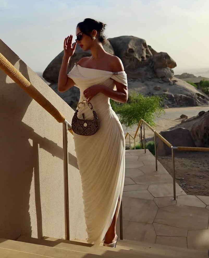 بسمة بفستان أبيض من دون أكمام