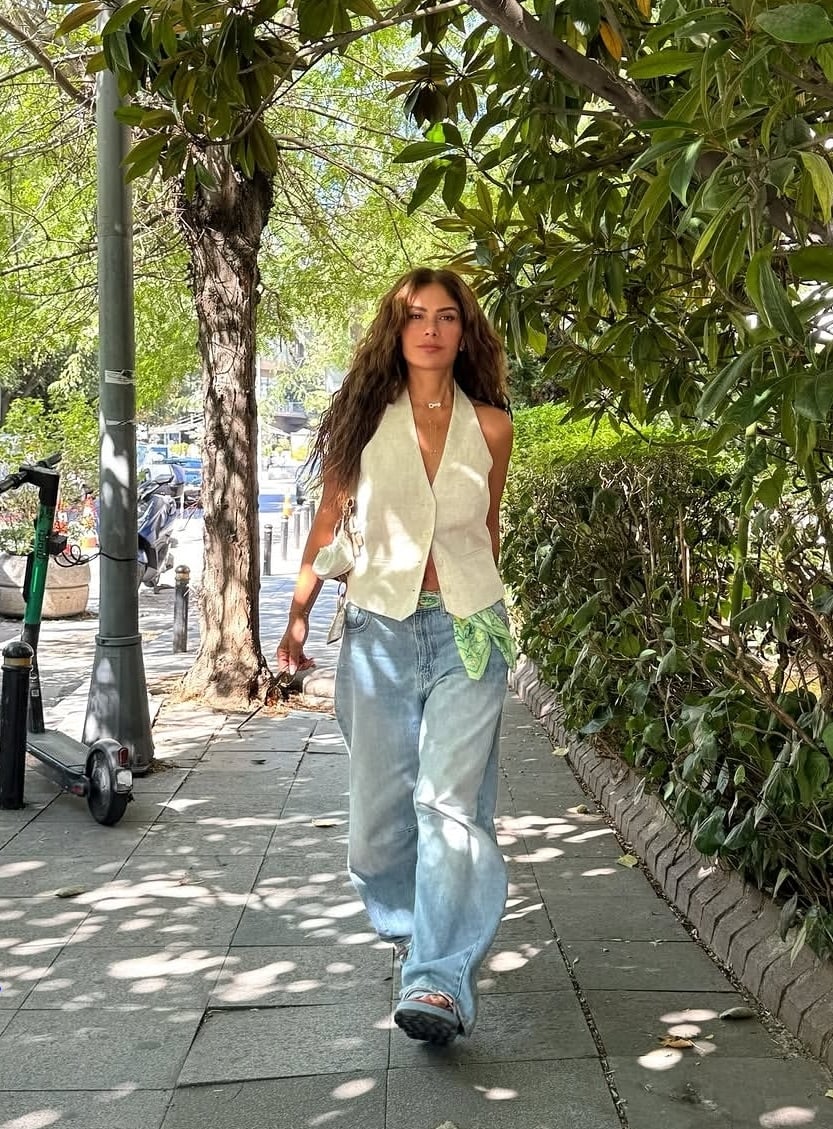 صبا مبارك بالجينز الواسع والجيلي