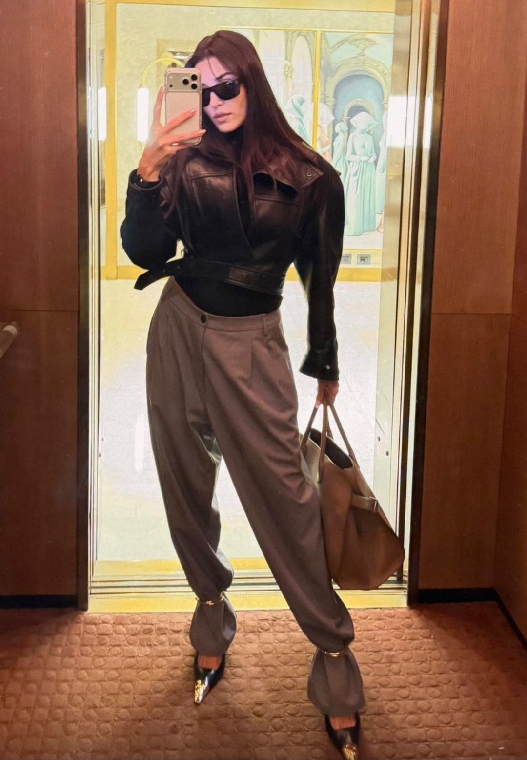 هاندة تختار إطلالة عصرية بألوان ترابية هاندة تختار إطلالة عصرية بألوان ترابية