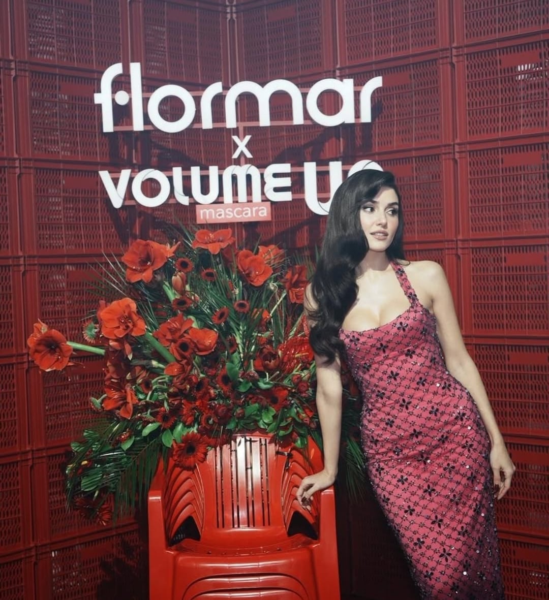 هاندة بفستان زهري ضيق هاندة بفستان زهري ضيق