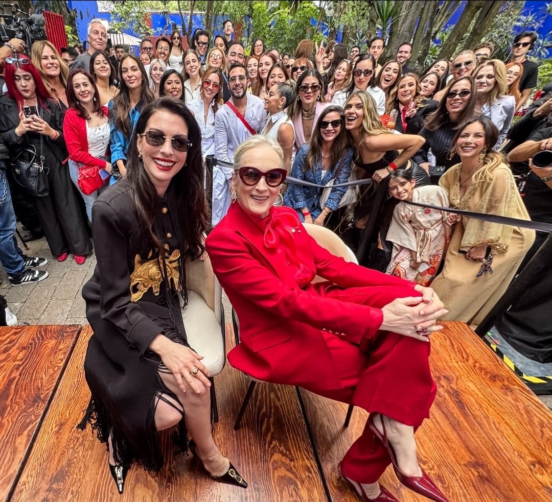 ميريل ستريب بطقم رسمي باللون الأحمر