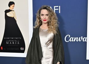 أناقة خالدة: أبرز إطلالات Angelina Jolie الحديثة