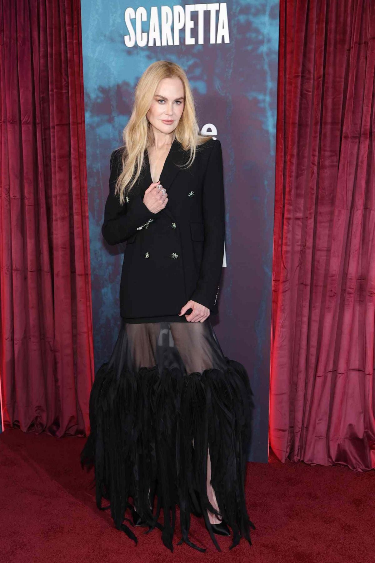 نيكول كيدمان تعتمد الغلامور القوطي بتنورة شبكية ممزقة في عرض Scarpetta بنيويورك