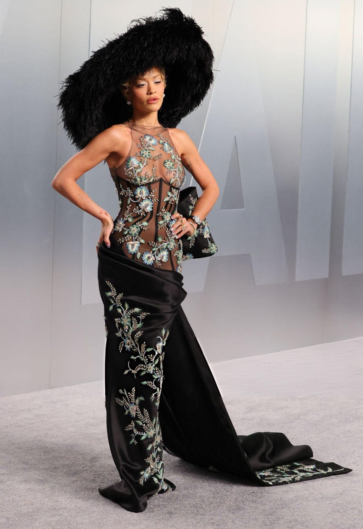 قبعة ريتا أورا الضخمة تلفت الانتباه في حفل ما بعد جوائز الأوسكار 2026  