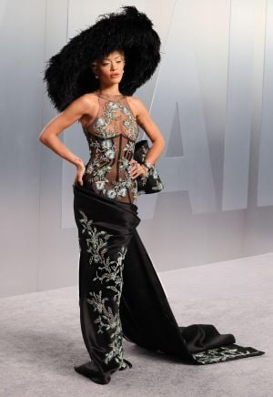 قبعة ريتا أورا الضخمة تلفت الانتباه في حفل ما بعد جوائز الأوسكار 2026  