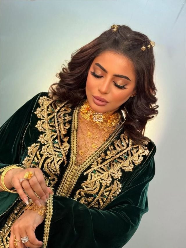 شذى سبت بقفطان أنيق