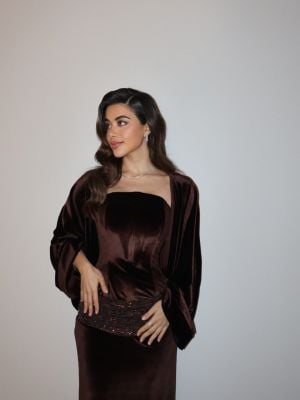 يارا السكري تُحدث ضجة بإطلالتها الأنيقة مع العوضي