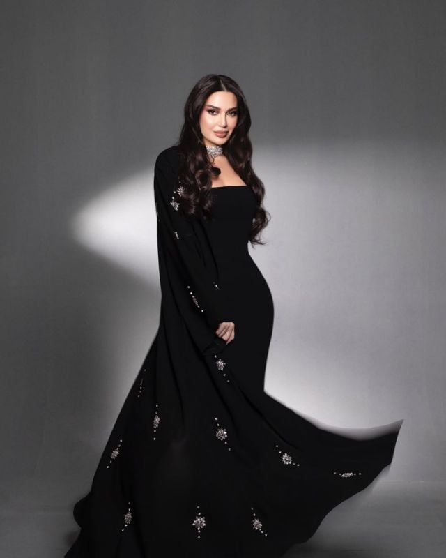 سيرين عبد النور تستعرض أناقتها بعباءة رمضانية أنيقة