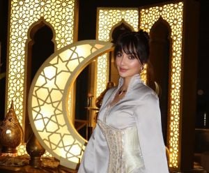 نور الغندور بإطلالة مبتكرة من الساتان الجذاب 