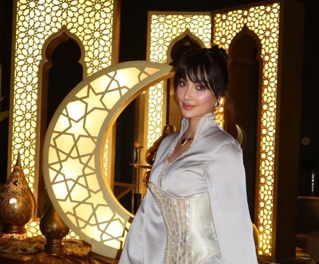 نور الغندور بإطلالة مبتكرة من الساتان الجذاب 