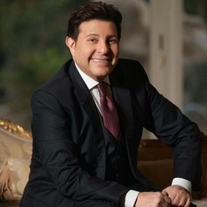 نادية مصطفى تطلب الدعاء لهاني شاكر وتقلق جمهوره