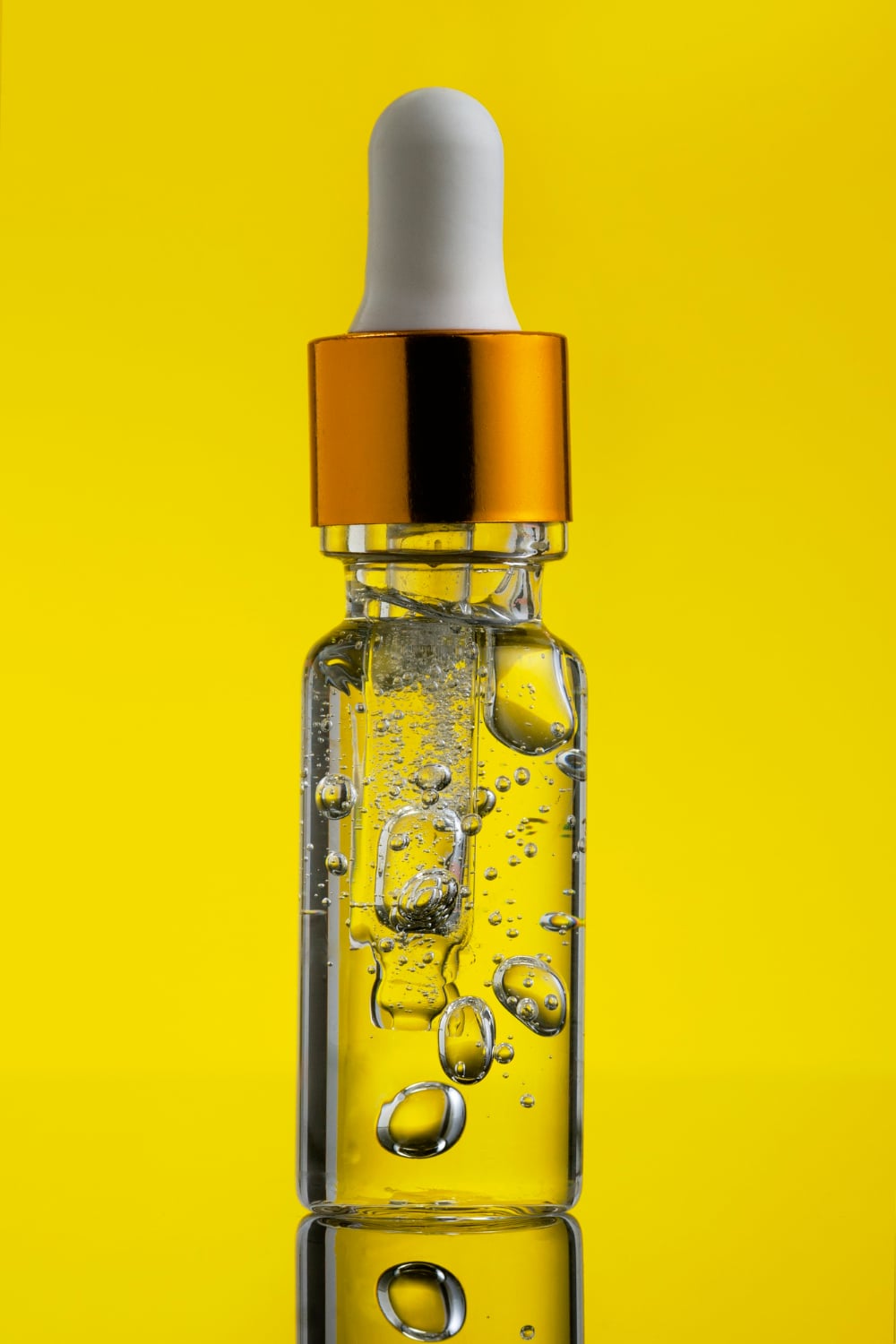 حمض الأزيليك… سر البشرة النقية الذي يتصدر صيحات العناية بالبشرة