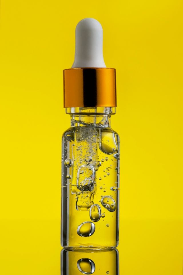 فوائد حمض الأزيليك للبشرة: علاج الحبوب والتصبغات في خطوة واحدة