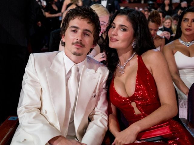 كايلي جينر في حفل توزيع جوائز الأوسكار 2026 بإطلالة جيسيكا رابيت من تصميم سكياباريلي