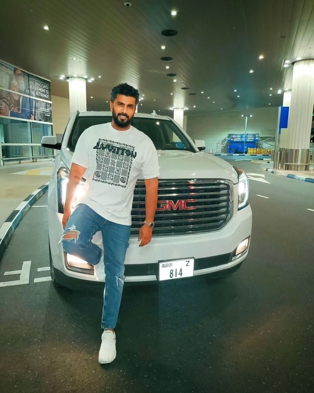 محمد سامي يكشف عن أسطول سياراته الفارهة بطريقة طريفة