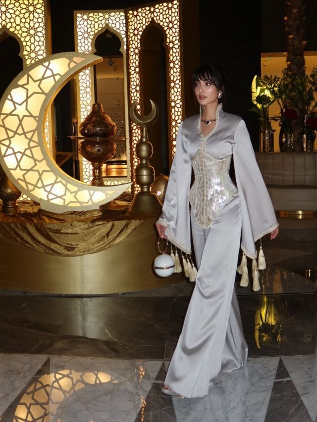 نور الغندور بإطلالة مبتكرة من الساتان الفضي 