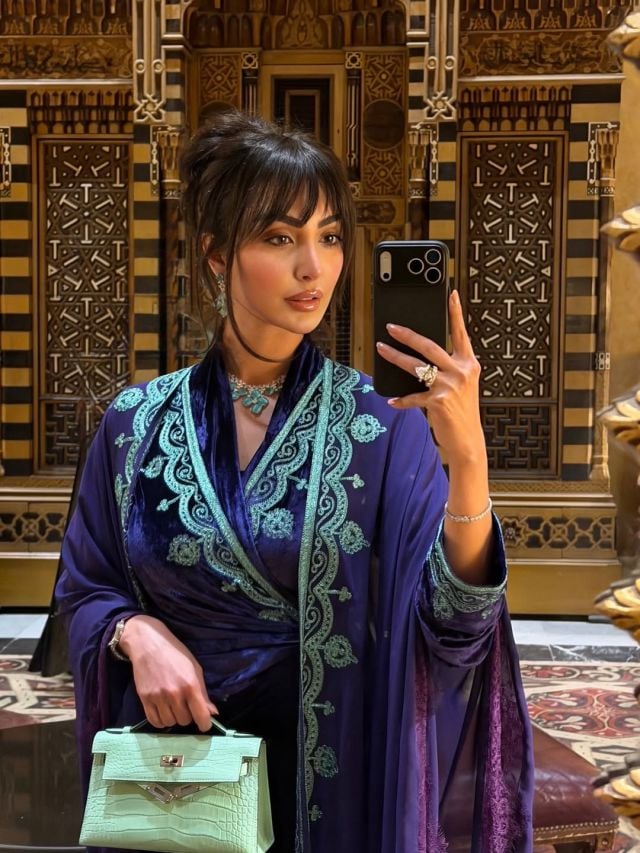 نور الغندور تتألق بعباءة أنيقة