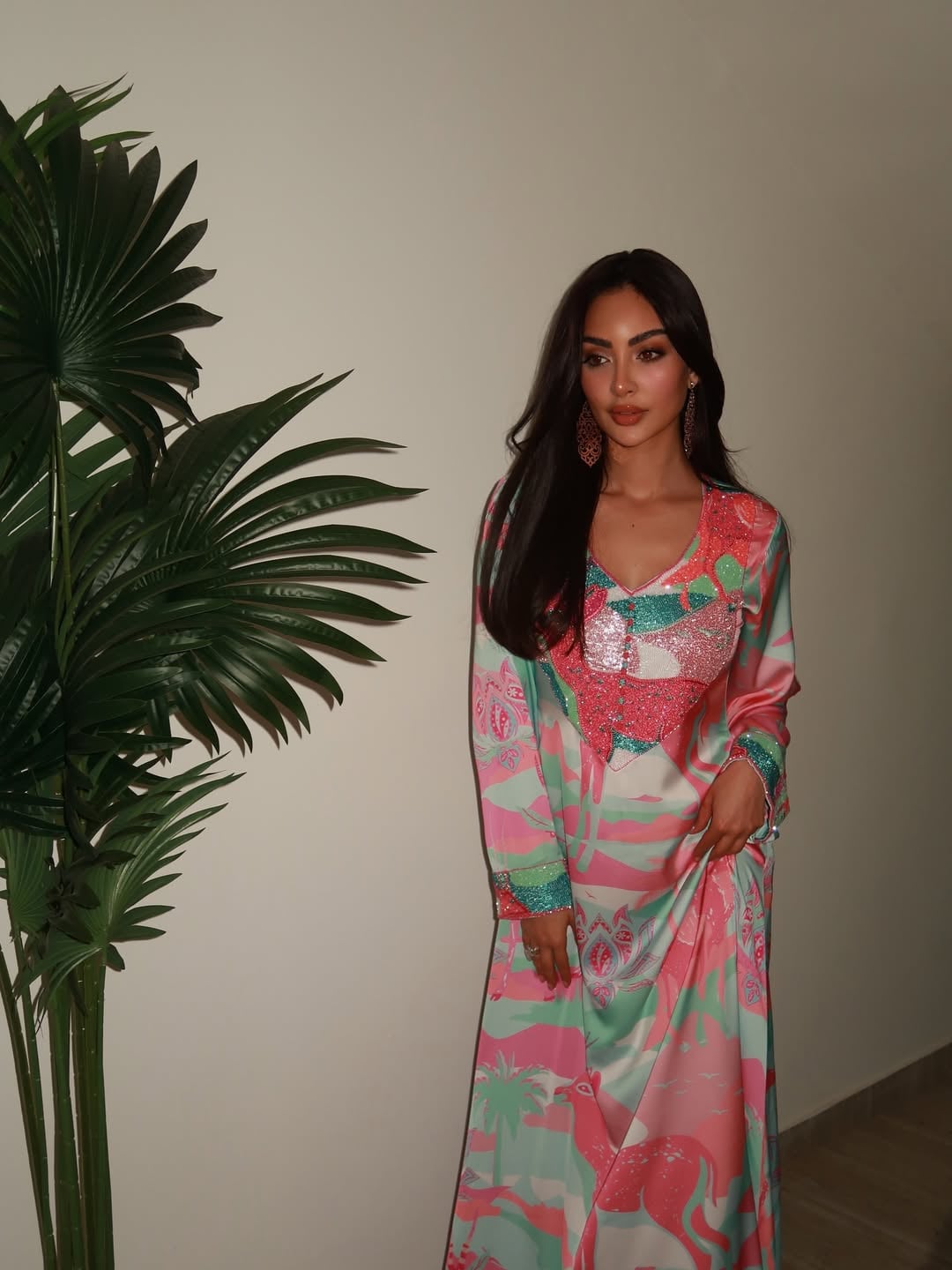 نور الغندور تتألق بالمخور الإماراتي مع ساعة فخمة