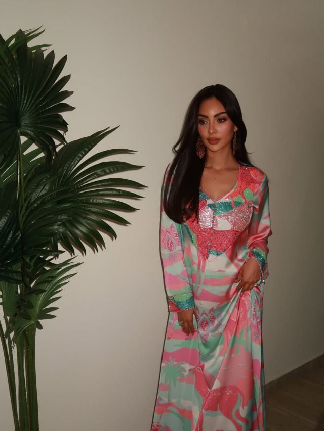 نور الغندور تتألق بالمخور الإماراتي مع ساعة فخمة