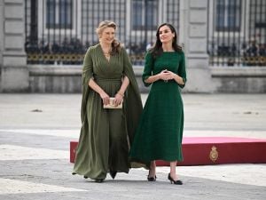 الفساتين الميدي على طريقة الملكة ليتيزيا… أناقة ملكية تلهم إطلالاتك