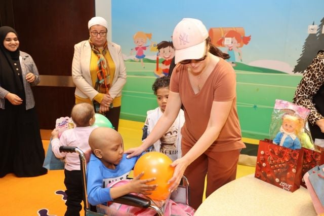 ريهام عبد الغفور تقدّم الهدايا للأطفال المصابين بالسرطان