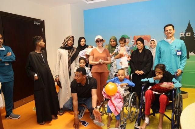 ريهام عبد الغفور في لقطة تذكارية مع أمهات الأطفال المصابين بالسرطان