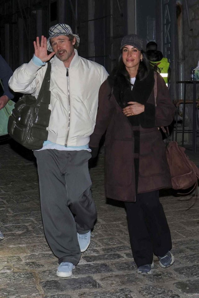 براد بيت وإينيس دي رامون بإطلالات متناسقة في اليونان