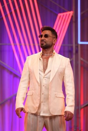  أحمد سعد يعلن سبب عدم تقديمه تتر مسلسل شقيقه عمرو (فيديو)