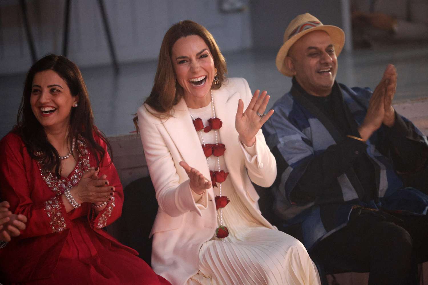 كيت ميدلتون تصفق بفرح