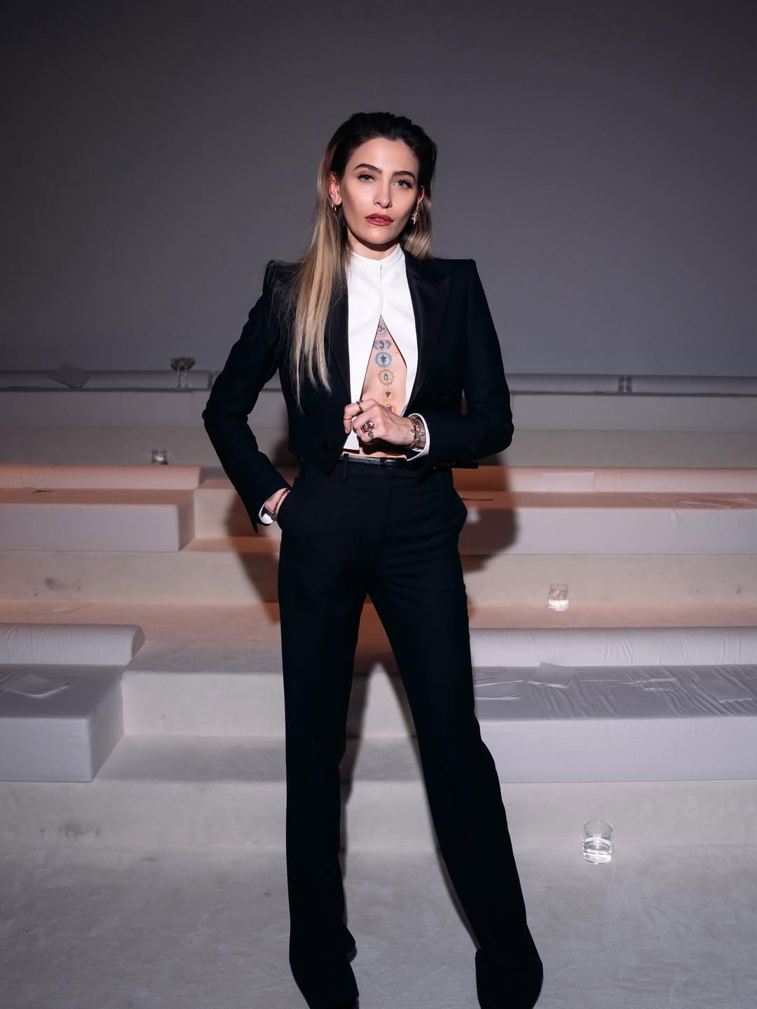 باريس جاكسون تستعرض قوامها الرشيق بقميص مكشوف خلال أسبوع الموضة في باريس