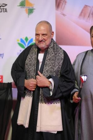 خالد الصاوي يشعل افتتاح مهرجان الأقصر للسينما الأفريقية بالجلباب الصعيدي (صور)