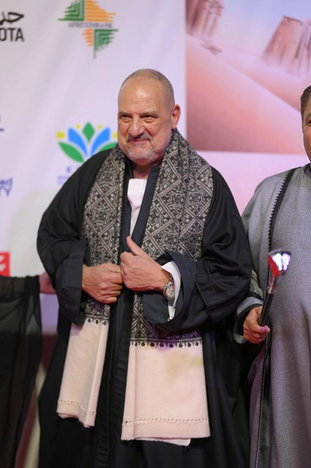 خالد الصاوي يشعل افتتاح مهرجان الأقصر للسينما الأفريقية بالجلباب الصعيدي (صور)