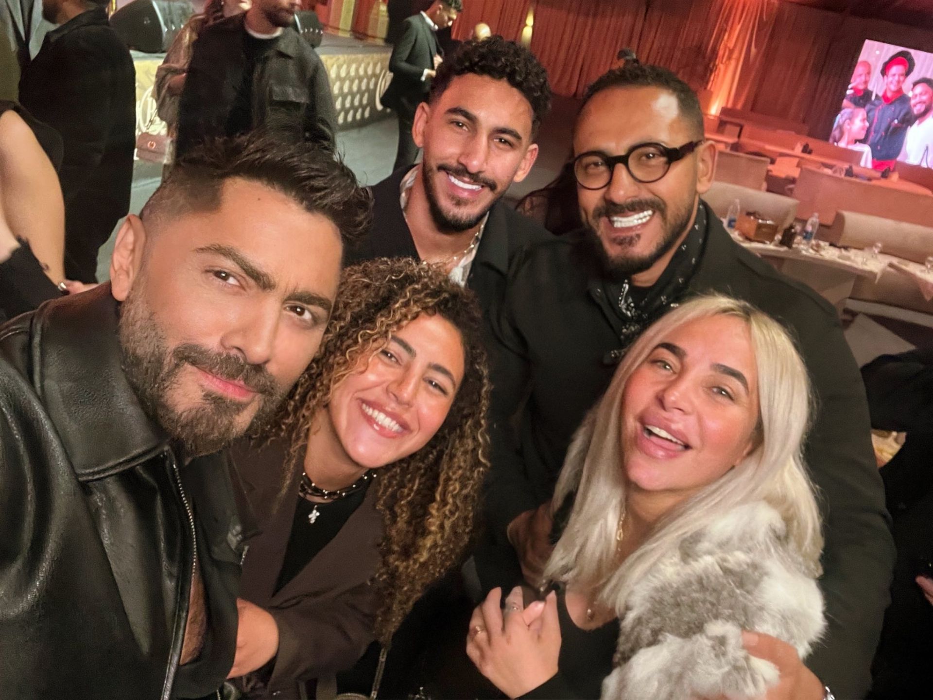 تامر حسني وسيلفي مع بعض ضيوفه