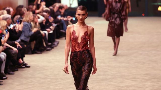 بيلا حديد تتألق في عرض أزياء Saint Laurent 