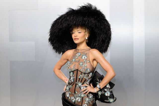 قبعة ريتا أورا الضخمة تلفت الإنتباه في حفل ما بعد جوائز الأوسكار 2026  