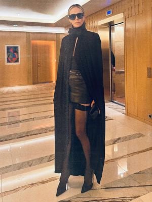 تشارليز ثيرون تخطف الأنظار بإطلالة ساحرة في عرض أزياء ديور خلال أسبوع الموضة في باريس