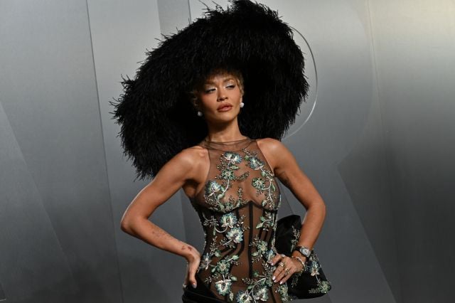 إطلالة ريتا أورا بالقبعة