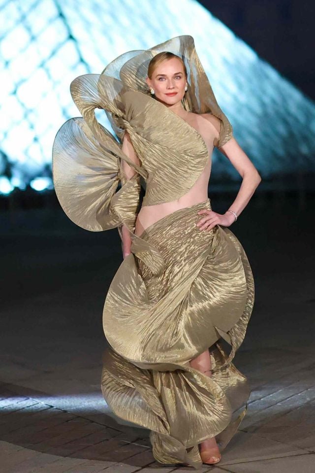 فستان ديان كروغر يلفت الأنظار: بتلات ثلاثية الأبعاد مُوزعة ببراعة